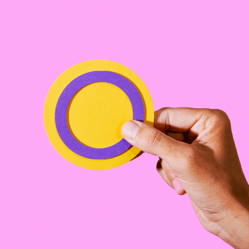 lila Kreis auf gelber Notiz